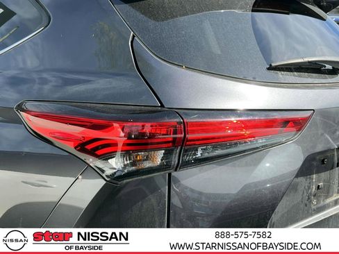 Used 2023 Toyota Highlander LE AWD/4WD image 9