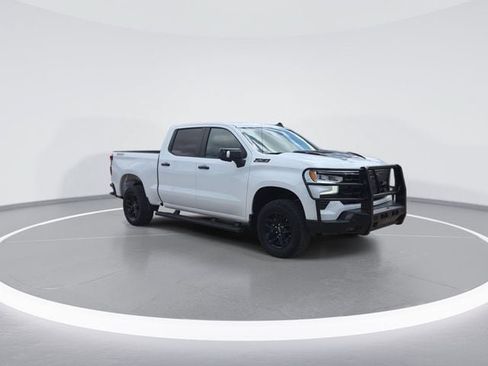 Used 2024 Chevrolet Silverado 1500 LT Trail Boss w/ Convenience Package II AWD/4WD image 2