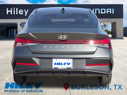 Certified 2026 Hyundai Elantra SE FWD image 5