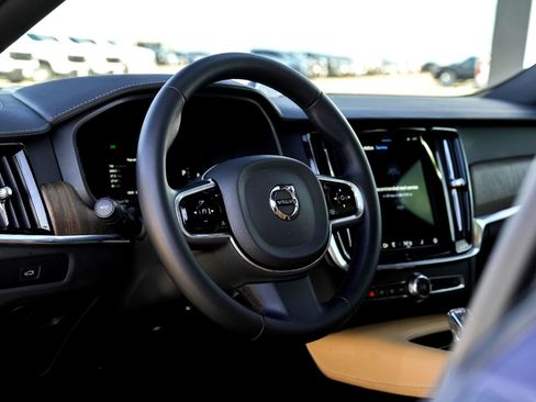 Used 2023 Volvo V90 B6 Cross Country Ultimate image 8