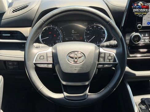 Used 2024 Toyota Highlander LE FWD image 14