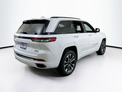 Used 2022 Jeep Grand Cherokee Overland w/ Luxury Tech Group IV AWD/4WD image 5