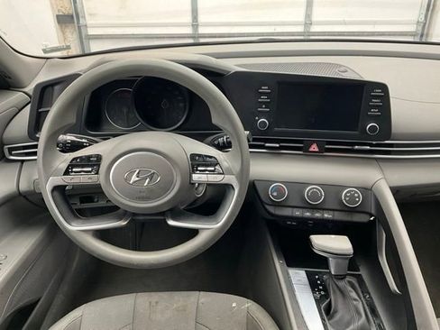 Used 2023 Hyundai Elantra SE FWD image 4