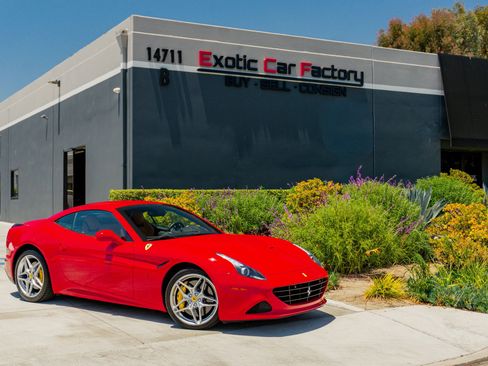 Used 2016 Ferrari California T RWD image 1