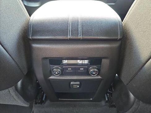 Used 2022 Chevrolet Traverse LT FWD image 24