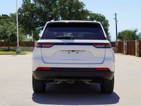 Used 2024 Jeep Grand Cherokee Altitude RWD image 7