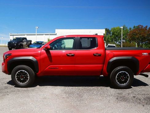 Used 2025 Toyota Tacoma TRD Off-Road AWD/4WD image 4