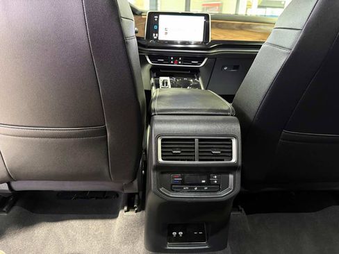 Used 2025 Volkswagen Atlas SE image 30