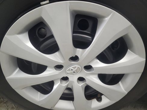 Used 2021 Toyota Corolla LE FWD image 31