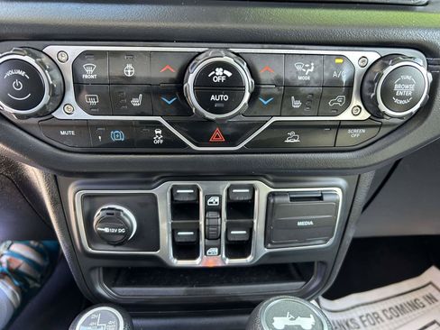 Used 2025 Jeep Wrangler Unlimited Sahara AWD/4WD image 23