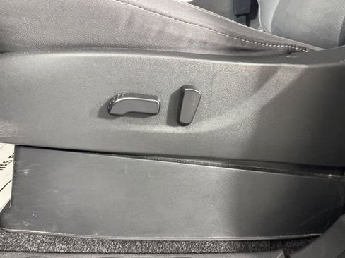 Used 2024 Nissan Frontier SV image 32