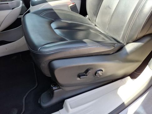 Used 2023 Chrysler Pacifica Touring-L image 17