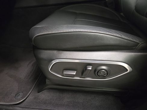 Used 2025 Jeep Wagoneer L Series II w/ 8-pass Seating Package image 15