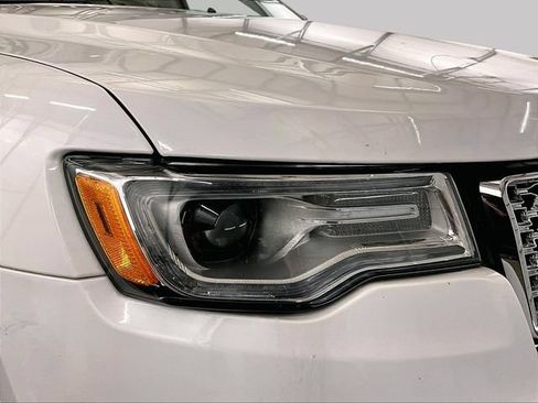 Used 2020 Jeep Grand Cherokee Overland AWD/4WD image 28