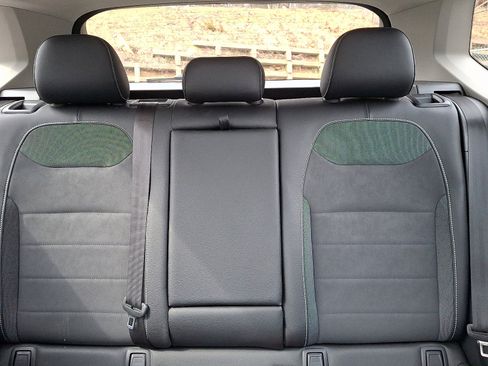 Used 2022 Volkswagen Taos SE w/ Panoramic Sunroof Package image 19