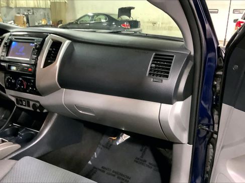 Used 2013 Toyota Tacoma 4x4 Access Cab V6 w/ TRD Off-Road Pkg image 19