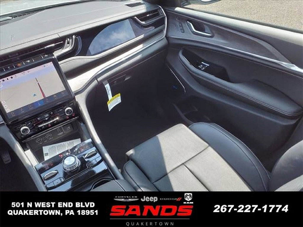 New 2023 Jeep Grand Cherokee Overland w/ Luxury Tech Group IV AWD/4WD image 14