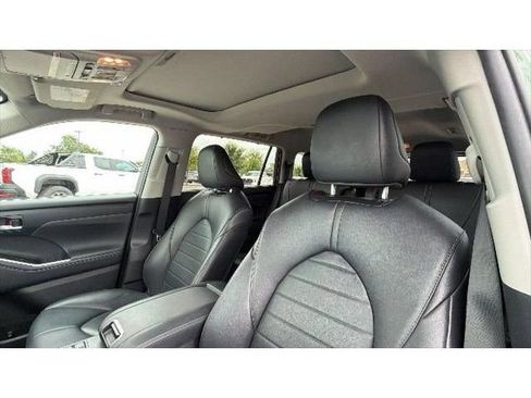 Used 2024 Toyota Highlander XLE FWD image 21