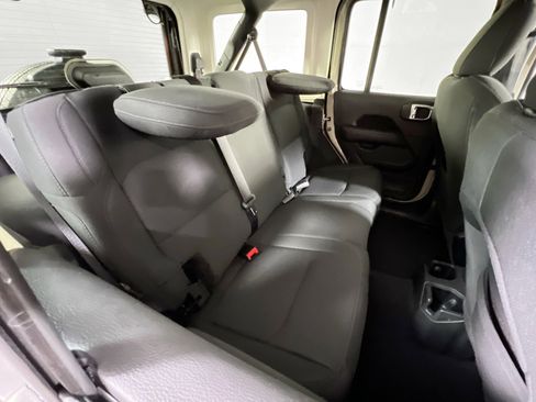 Used 2022 Jeep Wrangler Unlimited Sahara image 25