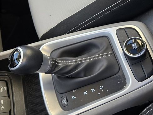 Certified 2025 Hyundai Venue SEL image 19