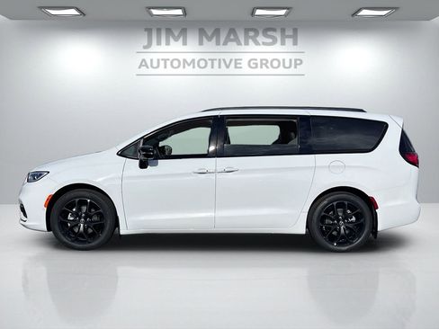 New 2026 Chrysler Pacifica Select FWD image 3