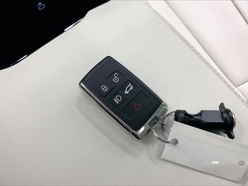 Used 2025 Land Rover Range Rover SE AWD/4WD image 15
