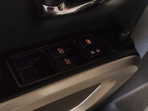 Used 2018 Nissan Titan SV image 27