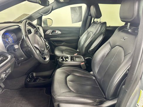 Used 2019 Chrysler Pacifica Touring-L w/ S Appearance Package FWD image 12