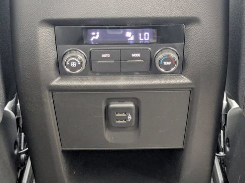 Used 2023 Chevrolet Traverse LT FWD image 20