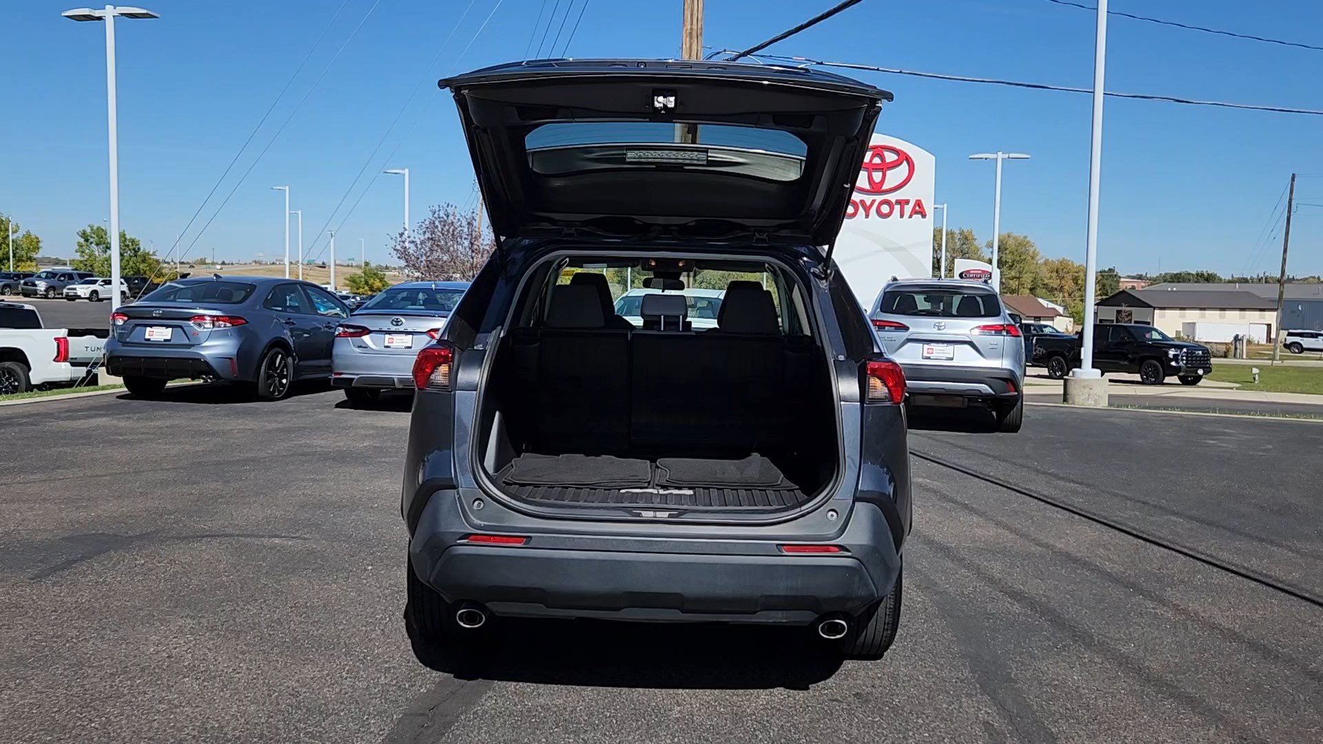 Used 2021 Toyota RAV4 XLE AWD/4WD image 17