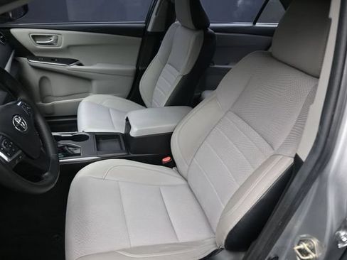 Used 2017 Toyota Camry SE FWD image 19