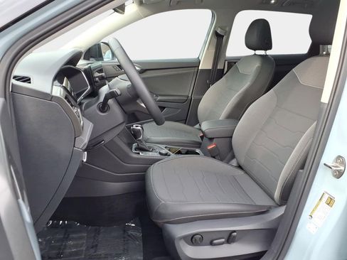Certified 2025 Volkswagen Taos SE image 18