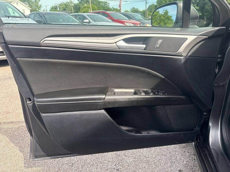 Used 2020 Ford Fusion SE FWD image 9