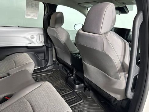 Used 2025 Toyota Sienna LE AWD/4WD image 27