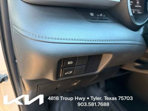 Used 2020 Toyota Highlander XLE FWD image 16