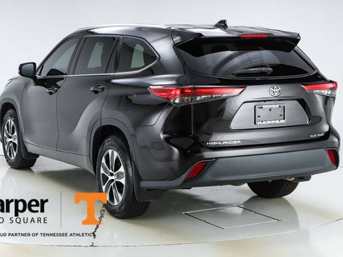 Used 2020 Toyota Highlander XLE AWD/4WD image 7