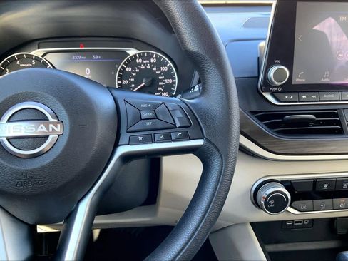 Used 2025 Nissan Altima 2.5 SV image 23