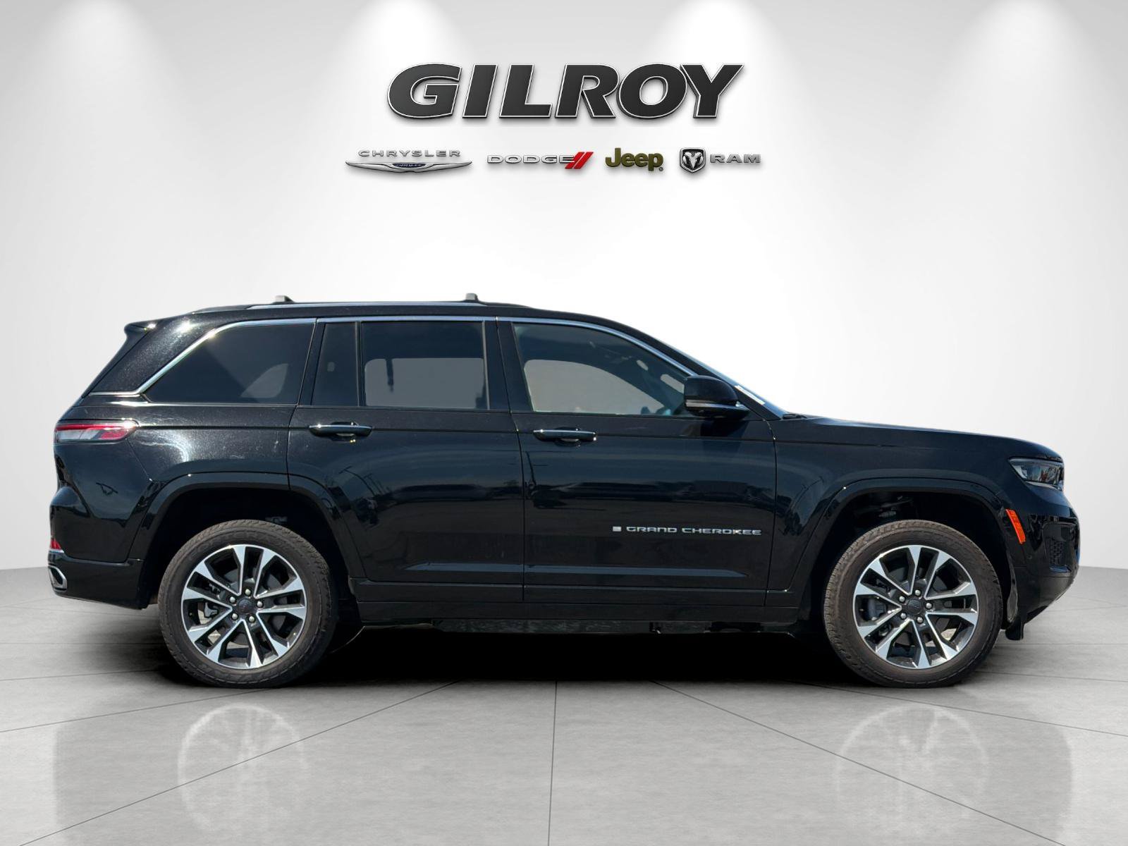 Used 2023 Jeep Grand Cherokee Overland w/ Advanced Protech Group III AWD/4WD image 3