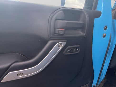 Used 2017 Jeep Wrangler Unlimited Rubicon w/ Connectivity Group image 26