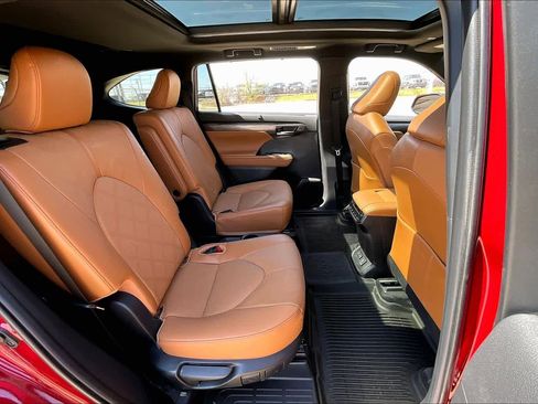 Used 2023 Toyota Highlander Platinum image 19