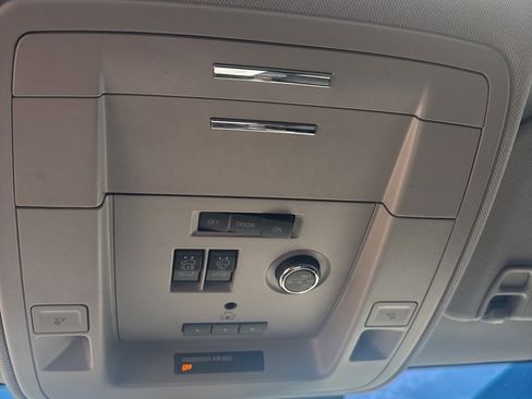 Used 2020 Chevrolet Suburban Premier w/ Premier 6.2L Value Package image 22