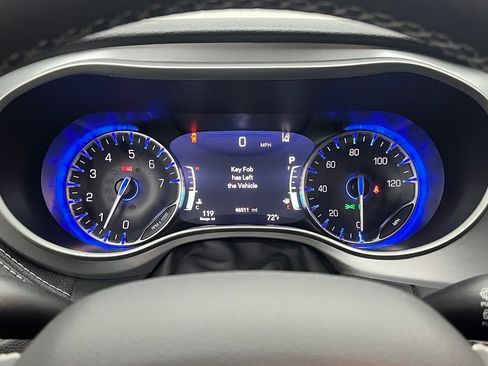 Used 2023 Chrysler Pacifica Touring FWD image 23