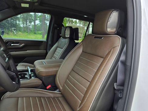 New 2026 GMC Yukon Denali Ultimate w/ LPO, Floor Liner Package AWD/4WD image 15