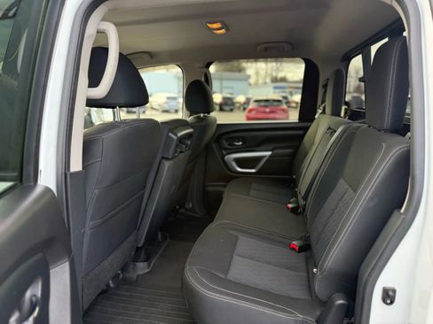 Used 2018 Nissan Titan SV image 14