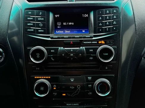 Used 2017 Ford Explorer XLT image 31