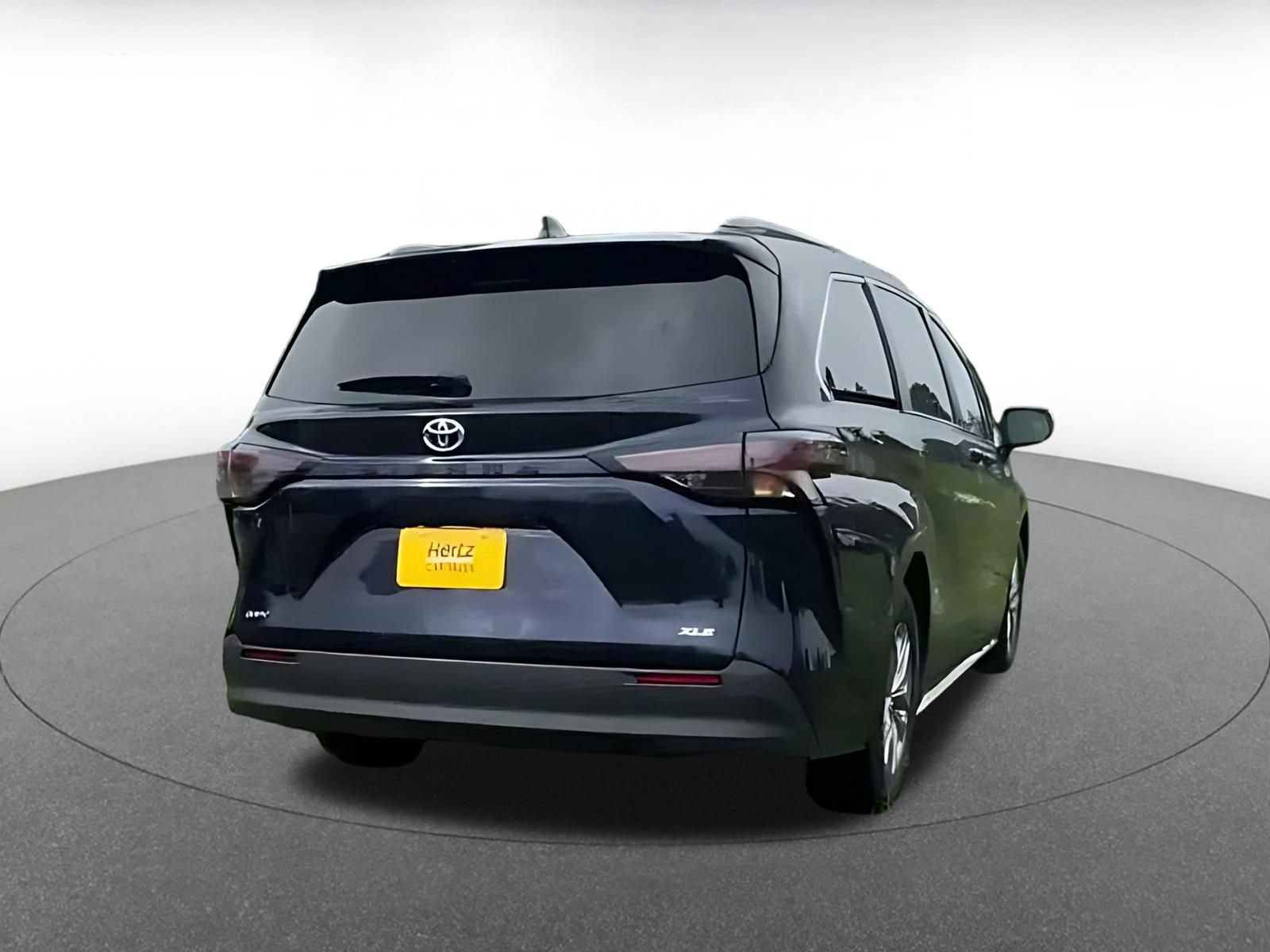 Used 2025 Toyota Sienna XLE FWD image 13