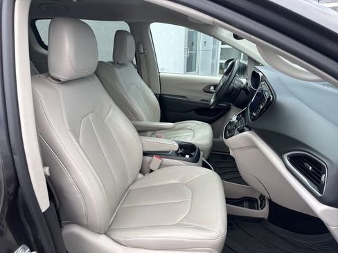 Used 2017 Chrysler Pacifica Touring-L Plus image 21