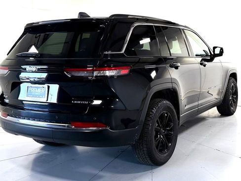 Used 2023 Jeep Grand Cherokee Limited w/ Luxury Tech Group II AWD/4WD image 4