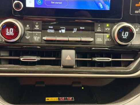 Certified 2025 Toyota Highlander XLE FWD image 16