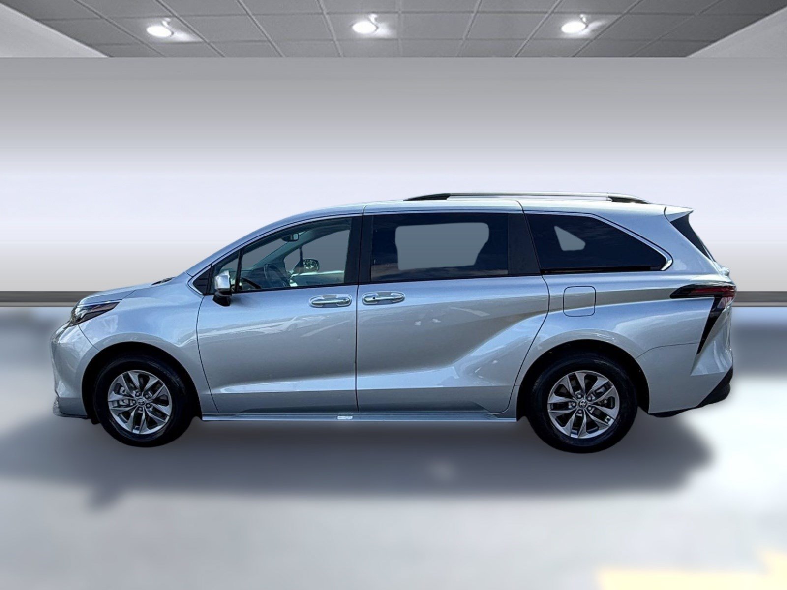 Used 2025 Toyota Sienna XLE FWD image 2